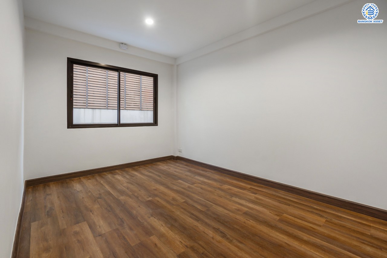 บ้านมือสองตกแต่งใหม่ ม.นาคนิวาส37 ลาดพร้าว เนื้อที่ 28 ตร.ว. ฟังก์ชัน 4 ห้องนอน 3 ห้องน้ำ 1 ที่จอดรถ พร้อม บนทำเลใจกลางเมือง! เชื่อมต่อทั้งถนนประเสริฐมนูญกิจ, เกษตร-นวมินทร์, ลาดพร้าว, รัชโยธินฯ ใกล้ทางด่วนฉลองรัช และรถไฟฟ้าสายสีน้ำเงิน "สถานีลาดพร้าว"...